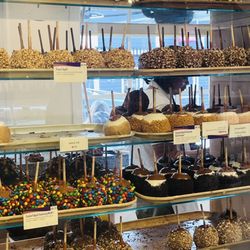 Rocky Mountain Chocolate Factory - Way above average selection of candied apples