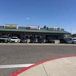 S&T Lux Nails - Storefront