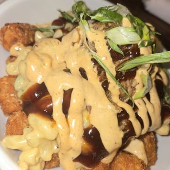 Plank Craft Kitchen & Bar - Pulled pork with Mac n cheese over tater tots with BBQ and creme sauce - American Near Me - Folsom, California Plank Craft Kitchen & Bar - Pulled pork with Mac n cheese over tater tots with BBQ and creme sauce - American Near Me - Folsom, California