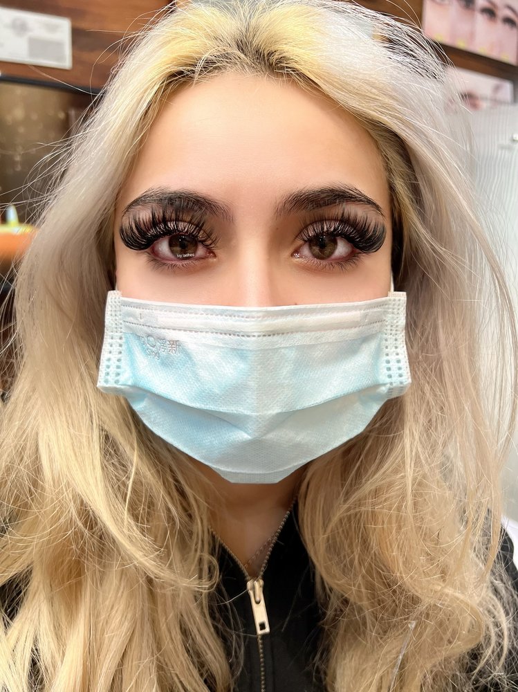 Ivy Lashes Logo