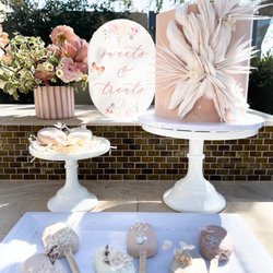 Really Cute Sweets - Wafer cake + fondant dried floral cakesicles
