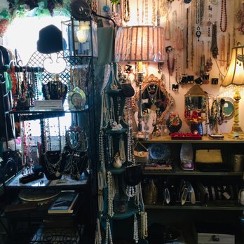 Lynns Vintage Flair - Antiques Near Me - Rowley, Massachusetts