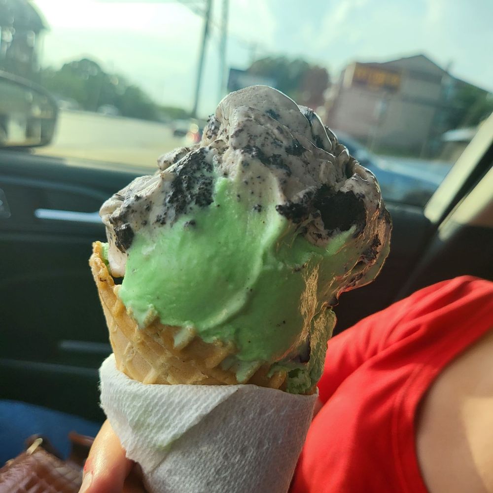 Deliss Creamery - Mint with cookies and cream - Shaved Ice Near Me - San Antonio, Texas