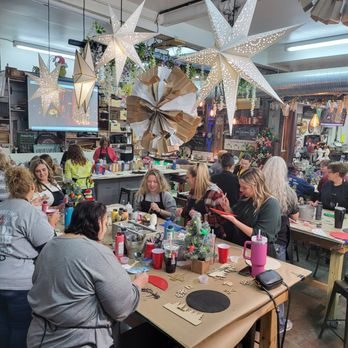 Creative DIY Workshop - Paint & Sip Near Me - McKees Rocks, Pennsylvania