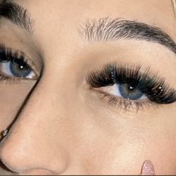 Lash Therapy - Volume withe a hint of Silver sparkles