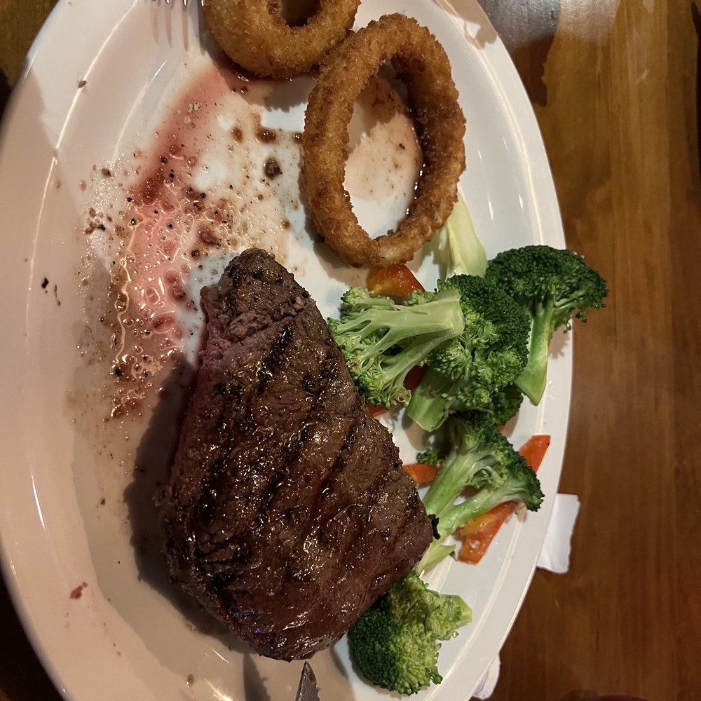 11 oz top sirloin with broccoli, onion rings and a Caesar salad. 11 oz top sirloin with broccoli, onion rings and a Caesar salad.