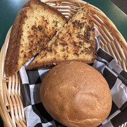 UpTown Grill - Amazing garlic toast, and a bun