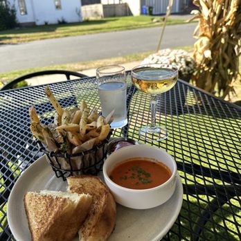 The Charles - Grilled cheese, tomato soup with truffle - American Near Me - Wethersfield, Connecticut