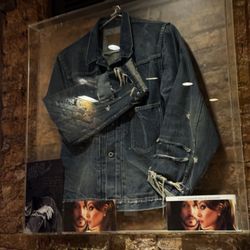 La Rosa Rossa - Johnny depp left his jacket.