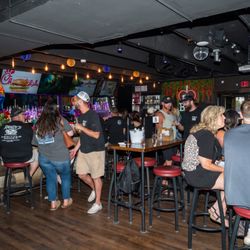 Jolly Ollie's Pizza & Pub - Large crowd enjoying good conversation and great drinks in the bar at Jolly Ollie's Pizza and Pub in Hendersonville, TN