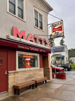 Matt's Bar and Grill by null