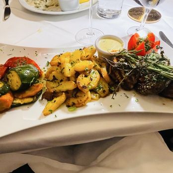 Marjellchen - Filets of pork and beef with bernaise sauce - meat and potatoes were fine if a tad bland but bernaise sauce was once again way too sour - Eastern German Near Me - Berlin, BE