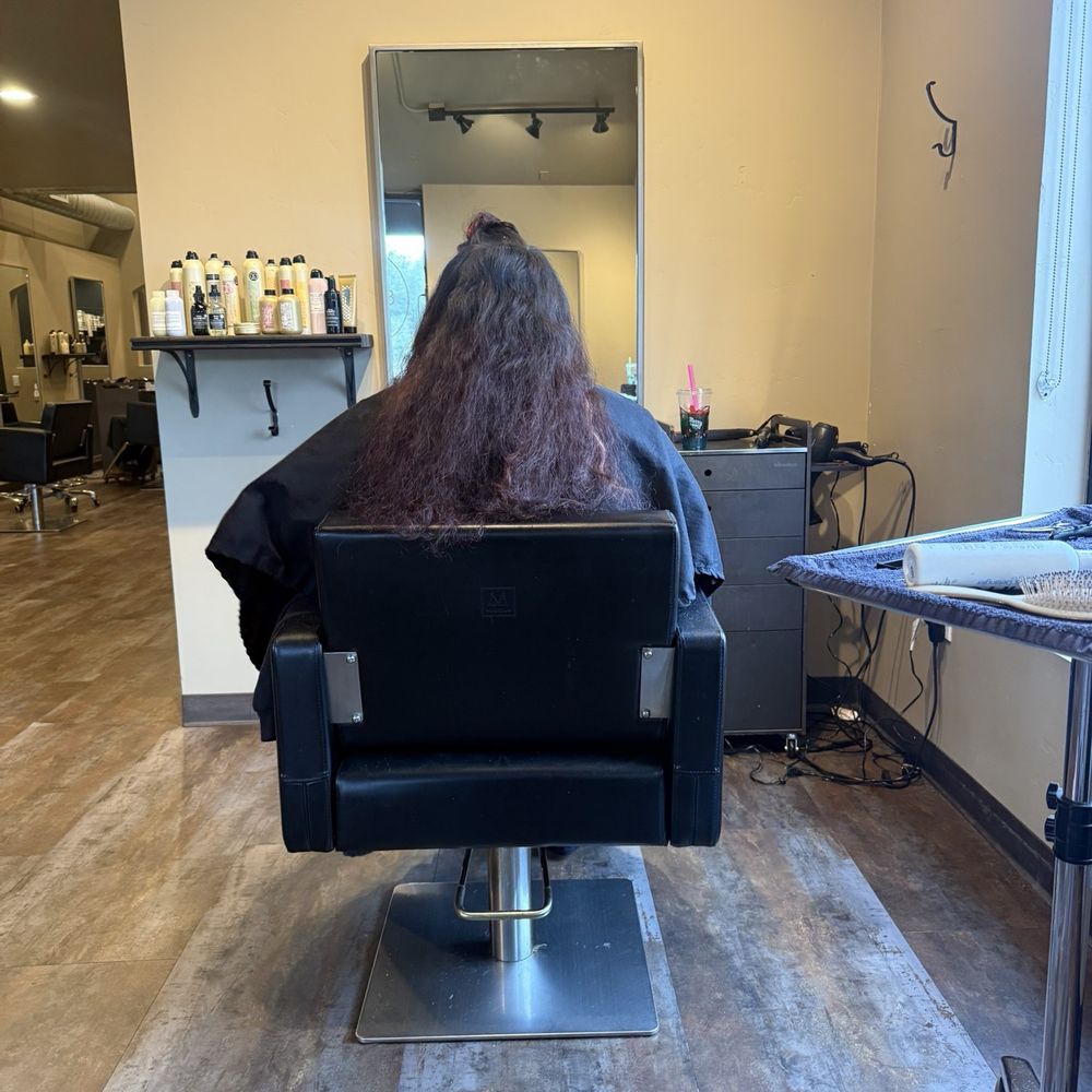 Salon 1938 - Waiting after comb out - Hair Stylists Near Me - Granite Bay, California Salon 1938 - Waiting after comb out - Hair Stylists Near Me - Granite Bay, California