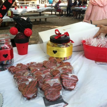 Pink n Moist - Chocolate drizzled brownies! - Desserts Near Me Pink n Moist - Chocolate drizzled brownies! - Desserts Near Me