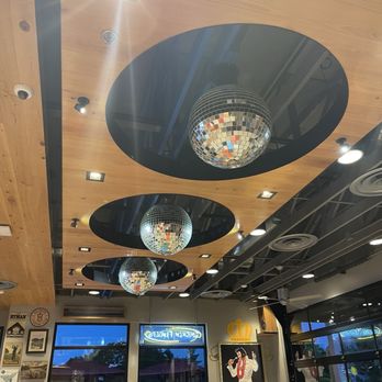 Raising Canes Chicken - Ambiance - Chicken Shop Near Me - Nashville, Tennessee