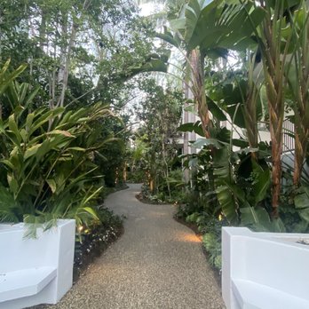 Sunset Marquis - Beautiful grounds - Hotels Near Me - West Hollywood, California