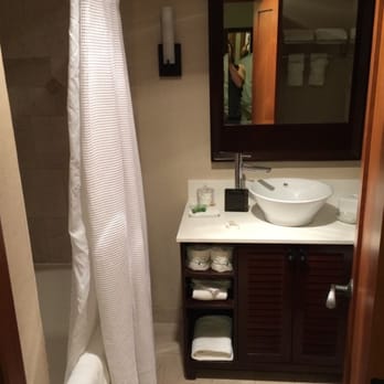 Humphreys Half Moon Inn - Cute bathroom! Showers and bath was nice good shampoos etc q tips and cotton balls even! - San Diego, CA