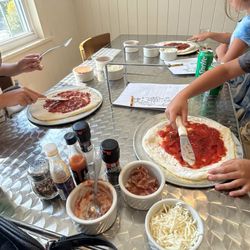 Umami Pizza & Fusion - Kids making their fancy pizza.