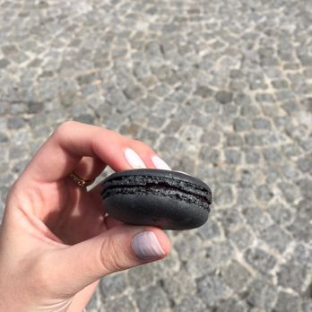 Monsieur Benjamin - Blackberry macaron. - Patisserie/Cake Shop Near Me - Paris, 75 Monsieur Benjamin - Blackberry macaron. - Patisserie/Cake Shop Near Me - Paris, 75