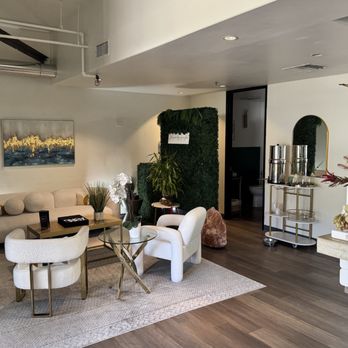 Le Grand Wellness - reception area. Relax before we improve your health - Chiropractors Near Me - Studio City, California Le Grand Wellness - reception area. Relax before we improve your health - Chiropractors Near Me - Studio City, California