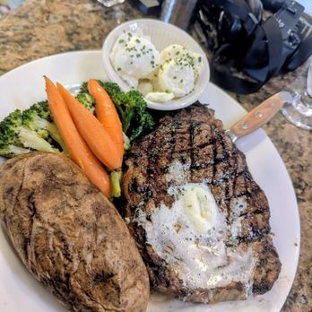 Horseshoe Lounge at Harris Ranch - Cocktail Bars Near Me - Coalinga, California