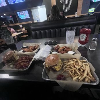 Buffalo Wild Wings - Bacon Smashed Hatch Chile Burger  wings - Chicken Wings Near Me - Visalia, California