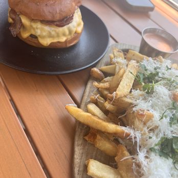 Magnolia House - House Burger - Cocktail Bars Near Me - Pasadena, California