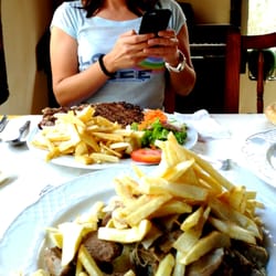 La Terraza de Betty - Guisado de cabra en primer plano, muy tierno y rico. Filete en segundo plano, inmenso y sabroso. Unos 10€ cada uno.