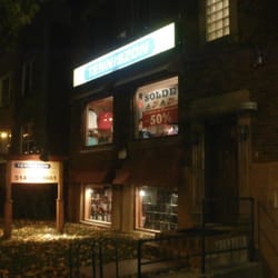 Tenniszon - Angled side shot of store front.