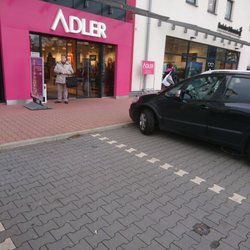 Adler Modemarkt - Eingang