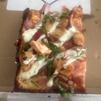 Motorhead Pizza - BBQ Chicken. Couple pieces of chicken and there was actually onion on this piece. - Pizza Near Me - Loomis, California Motorhead Pizza - BBQ Chicken. Couple pieces of chicken and there was actually onion on this piece. - Pizza Near Me - Loomis, California