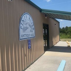 Piney River Antique Mall - Entrance to building