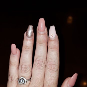 Sassy Nail Bar - 4 weeks of growth but no chips or lifting - Nail Salons Near Me - Costa Mesa, California