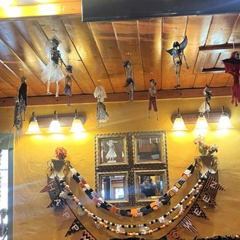 Mountain Top Cafe - Seating area - American Near Me - Phelan, California