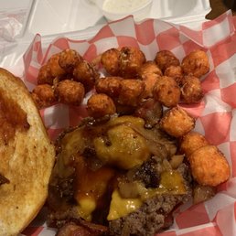 Backyard burger (smoked bacon, cheddar cheese, sweet bbq sauce and caramelized onions) with sweet potato tots.