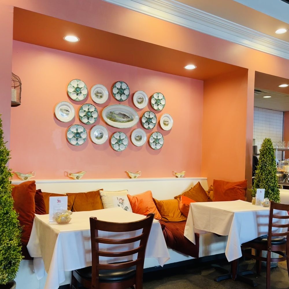 tables with white tablecloths and decorative plates on the wall tables with white tablecloths and decorative plates on the wall