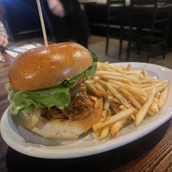 Marthas Vineyard Chowder Company - GRILLED CHICKEN SANDWICH - Seafood Near Me - Oak Bluffs, Massachusetts