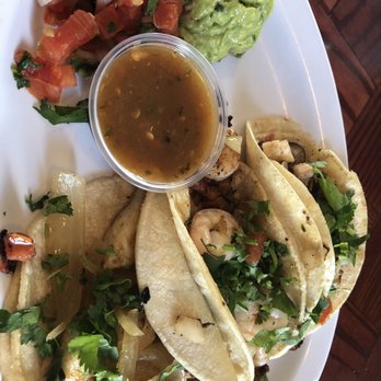 El Muelle Seafood Airline - Un taco de pescado, uno de camarón, y uno de pulpo - Seafood Near Me - Houston, Texas