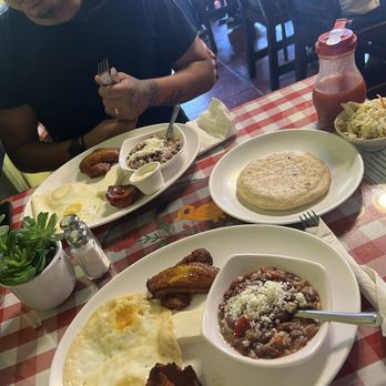 La Numero Uno - Salvadoran #2 Breakfast and a pupusa - Mexican Near Me - Los Angeles, California