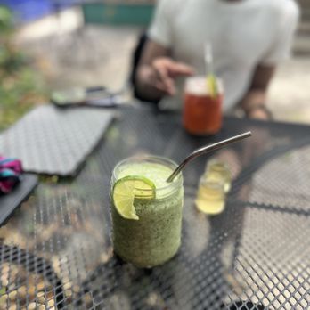 Monique's Bakery - Green smoothie - without kombucha, was like a sweet & slightly sour juice - Vegetarian Near Me - Mérida, YUC Monique's Bakery - Green smoothie - without kombucha, was like a sweet & slightly sour juice - Vegetarian Near Me - Mérida, YUC