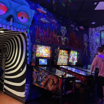 Stardust Pinbar - two people playing a game - Lounges Near Me - Phoenix, Arizona
