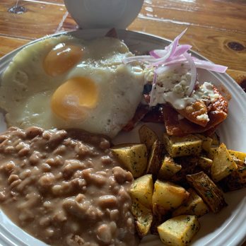 Candy's Café - Chill-a-Killerz con huevos y frijoles - Cafeteria Near Me - Ensenada, BCN