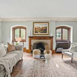HIGHMARK Real Estate - Living Room Upper East Side of Milwaukee