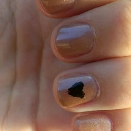 :( I asked for a heart design and ended up w what looks like a 3 year old drawing on my nail w a sharpie.