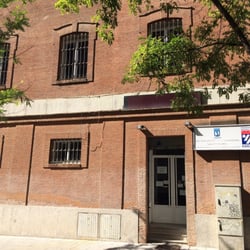 Centro Deportivo Municipal Daoíz y Velarde - Entrada al edificio de la Federacion Madrileña de Karate. Este edificio cuenta con gimnasio y multiples salas de actividades.