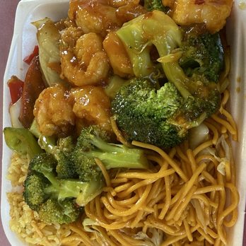 China Town Express - Chow mein, rice, spicy shrimp with broccoli, black pepper chicken ( a bit tough to see since it was under the shrimp) - Chinese Near Me - Santa Ana, California China Town Express - Chow mein, rice, spicy shrimp with broccoli, black pepper chicken ( a bit tough to see since it was under the shrimp) - Chinese Near Me - Santa Ana, California