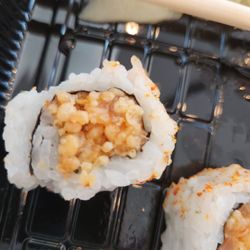 Ryú - Tuna roll that is mostly rice. Watch out.