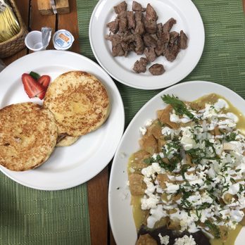 El Péndulo - Chilaquiles (beef on the side) and biscuits - Bookstores Near Me - Ciudad de México, DIF