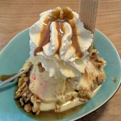 Eiscafe Degrassi - Walnuss - Becher, mit Eierlikör.