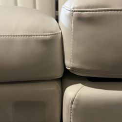 Rove Concepts - Very noticeable height difference between the two seat cushions.